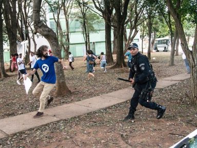 Polícia reprime protesto de estudantes em frente ao MEC