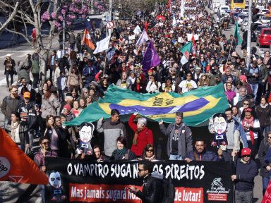 PR: após protesto, servidores tomam Assembleia em defesa de reajuste salarial