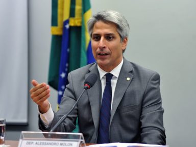 “Até o patriotismo de Bolsonaro é fake”, diz Molon