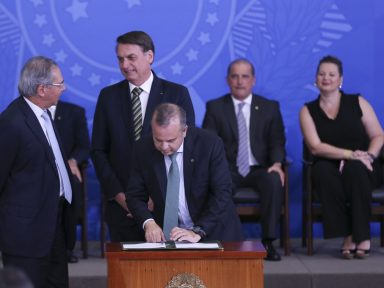 Governo anuncia redução de normas de segurança do trabalho