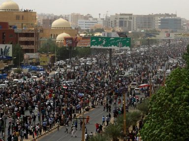 Sudão: mobilização faz militares voltarem a negociar sobre entrega do poder a civis