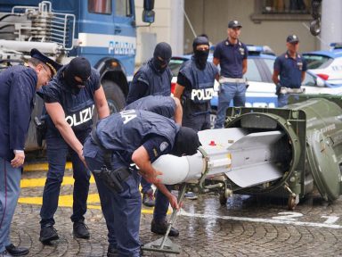 Itália: polícia apreende míssil e armas pesadas na casa de fascista