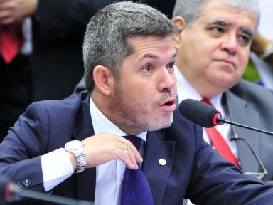 Líder do PSL ameaça deputados do seu partido que votarem a favor dos policiais