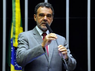 Bolsonaro compra votos para impedir o pobre de se aposentar, denuncia líder do PCdoB