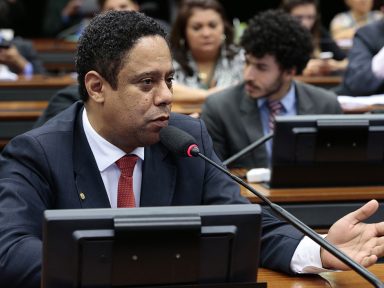 Orlando cobra Eduardo Bolsonaro sobre morte de miliciano