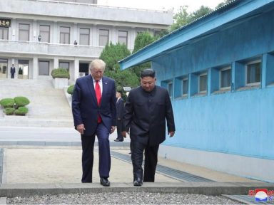 Trump recua da intransigência da Cúpula de  Hanói e cruza fronteira com o líder Kim