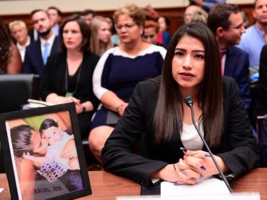 Imigrante Yazmin fala a deputados nos EUA sobre sua prisão e a morte de sua filha