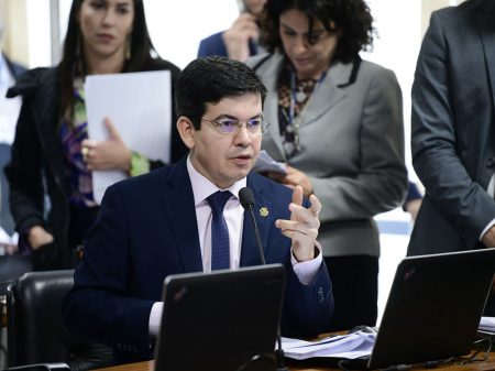 Randolfe: “nomeação do filho de Bolsonaro é nepotismo descarado”