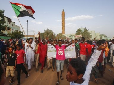 Sudaneses celebram acordo com formação de Conselho de maioria civil