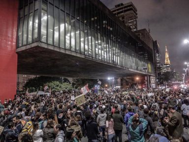 Manifestantes vão às ruas contra o BolsoNero