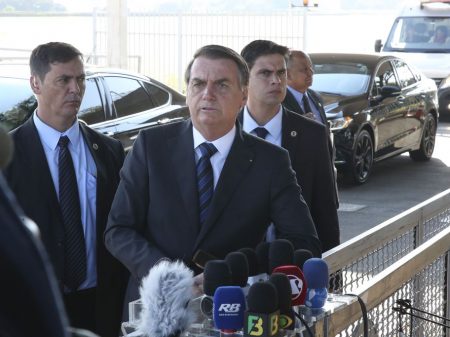 Bolsonaro diz que quem manda na PF é ele e não Sérgio Moro