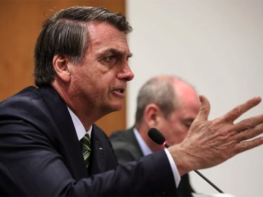 Bolsonaro mente e afronta a Constituição brasileira ao atacar os povos indígenas