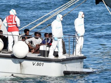 27 menores descem em Lampedusa após duas semanas aguardando a bordo do Open Arms