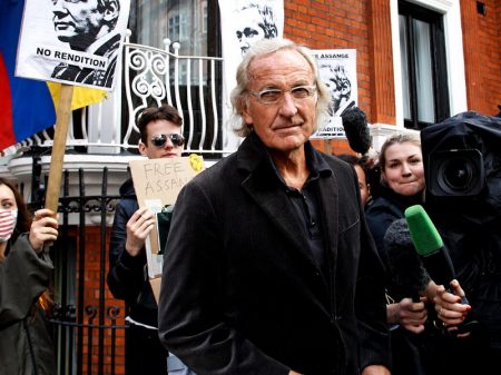 Pilger: Assange está sendo ‘tratado pior que um assassino’