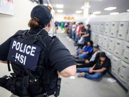 Polícia de Trump cerca fábricas no Mississipi e prende 680 operários imigrantes