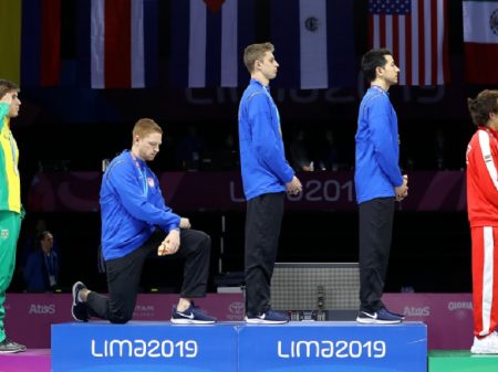 Atletas dos EUA protestam contra racismo de Trump durante premiação do Pan