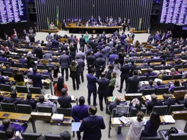 MP que estende trabalho aos domingos a todas as categorias pode ser votada nesta terça