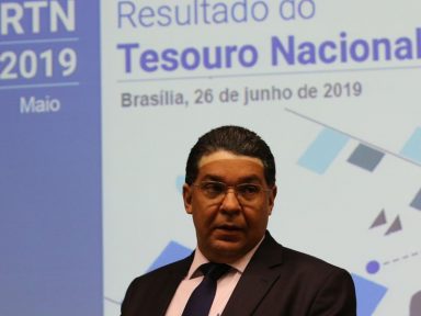 Com Bolsonaro, investimento público despenca