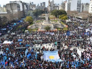 Argentinos marcham contra fome exacerbada pelo governo Macri