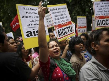 Atos na Índia repudiam retirada de autonomia da Caxemira