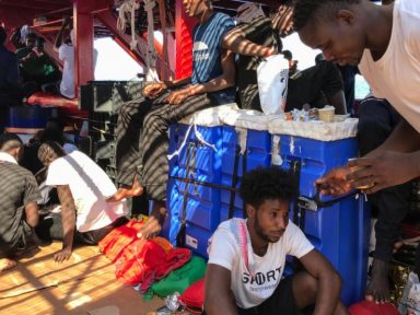 Navio Ocean Viking desembarca em Malta 356 imigrantes resgatados