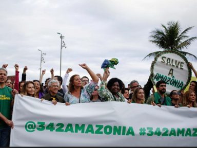 “BolsoNero sai, a Amazônia fica”, defendem protestos pelo país