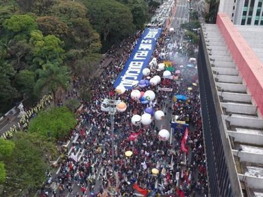 Manifestantes tomam a Avenida Paulista contra cortes na Educação