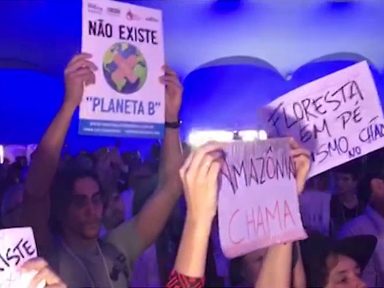 Ministro do Meio Ambiente é vaiado e recebido com cartazes de protesto