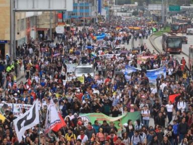 Professores colombianos em greve contra morticínio de líderes e pela educação