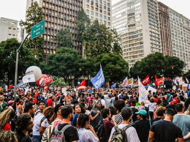 No Rio, manifestantes defendem a Educação e homenageiam Fernando Santa Cruz