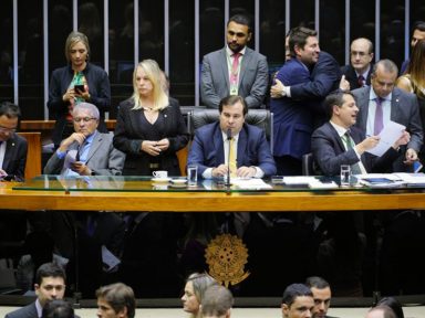 Câmara aprova texto-base da MP que altera CLT e reduz direitos trabalhistas