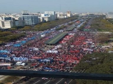 Argentina: marcha denominada “Urgência para enfrentar a fome” reúne multidão