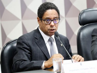 “Exaltar um torturador sanguinário é crime”, afirma Orlando Silva