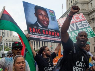 Policial que matou negro em NY é demitido mas crime continua impune