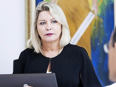 Senadora atacada por Flávio Bolsonaro deixa o PSL