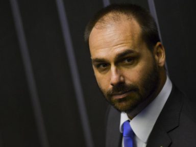 Eduardo Bolsonaro publica foto falsa de ativista e faz chacota
