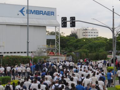 Funcionários da Embraer aprovam estado de greve por aumento salarial