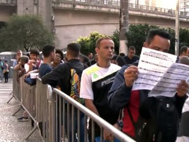 Desempregados passam a madrugada em fila por emprego no centro de São Paulo