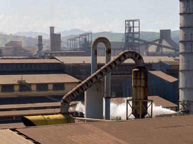 Produção industrial cai em   8 de 15 regiões