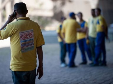 Greve dos Correios segue no segundo dia e empresa vai à Justiça para negociar