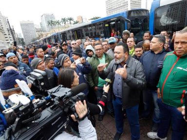 Motoristas de SP mantêm greve, nesta sexta, contra redução da frota de ônibus