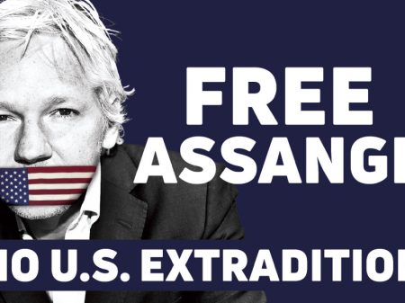 Juiza britânica mantém Assange detido apesar do fim da sentença