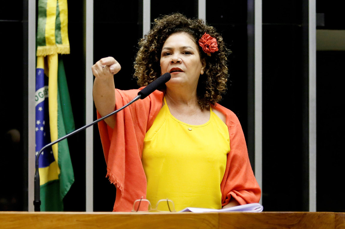 Perpétua Almeida: entrega da Embraer é crime de lesa-pátria - Hora do Povo