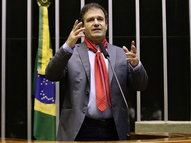 “Querem privatizar tudo, vender a mãe e entregar a velha”, protesta deputado