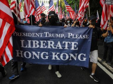 Hong Kong: “manifestantes” cantam hino dos EUA e pedem a Trump intervenção