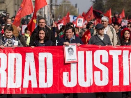 Chile: multidão defende democracia no 46º ano do golpe de Pinochet