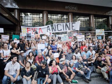 Manifestantes realizam ato contra a censura e em defesa da Ancine
