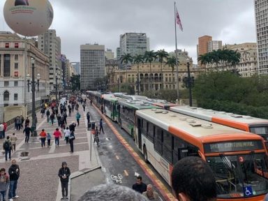 Motoristas de ônibus fazem paralisação contra redução da frota na capital de SP