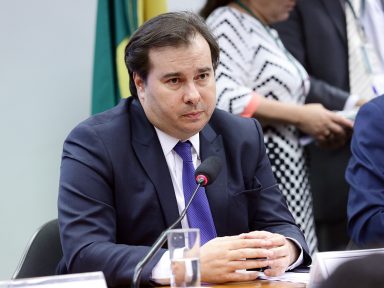“Bolsonaro está atrapalhando a luta contra a Covid-19”, diz Maia