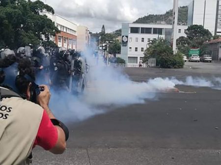 Governo de Honduras reprime oposição com blindado, bombas e balas de borracha